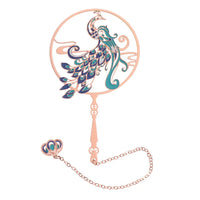 Marque-page en métal doré représentant un paon stylisé aux plumes turquoise, violet et bleu, avec chaînette décorative