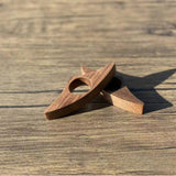 Bague de lecture Arc Lecteur en bois de hêtre et noyer, posée sur une table

