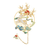 Marque-page métal doré représentant un cerf sacré sous un arbre en fleurs et un soleil, style asiatique poétique
