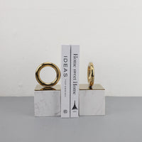 Serre-livres en marbre blanc et métal doré, design luxueux et élégant