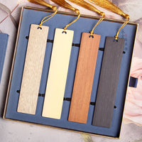 Set de quatre marque-pages en bois style japonais avec cordon doré, présentés dans un coffret bleu élégant