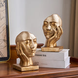 Serre-livre en résine dorée représentant un visage rêveur, intitulé Le Songe d’Or.