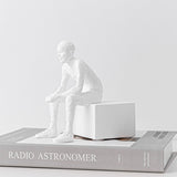Serre livre statue homme assis