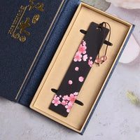 Marque-page en bois sombre avec motif fleurs de cerisier roses, présenté dans un coffret élégant