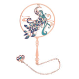 Marque-page en métal doré représentant un paon stylisé aux plumes turquoise, violet et bleu, avec chaînette décorative