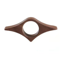 Bague de lecture en bois sur fond blanc