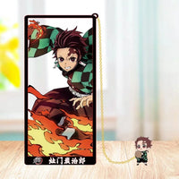 Marque-page en métal représentant Tanjiro Kamado de Demon Slayer avec flammes et pendentif chibi